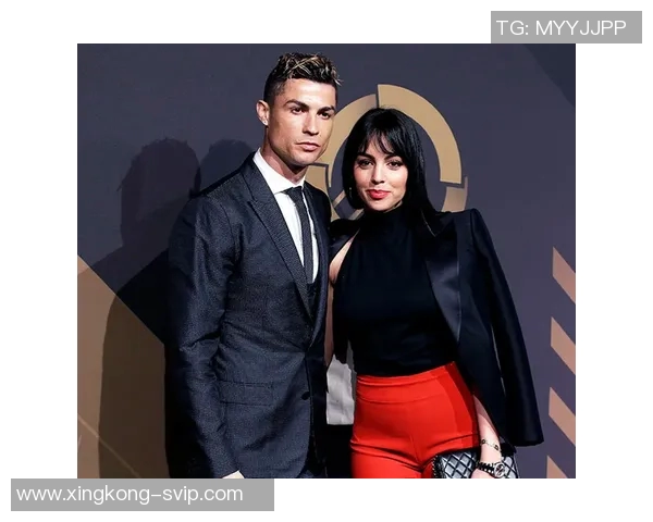 C罗获环足奖感言感谢妻子乔治娜台下微笑展幸福瞬间